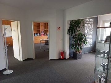 Bürogebäude mit Werkstatt + Lagerhalle + Lager-Freifläche - Eingangsbereich Büro