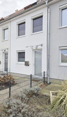 Begehrte Wohnlage in NEU ARSTEN… 5 Zi. Reihenhaus + Carport…div. EXTRAS, Südgarten und Gartenhaus - Hausansicht
