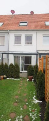 Begehrte Wohnlage in NEU ARSTEN… 5 Zi. Reihenhaus + Carport…div. EXTRAS, Südgarten und Gartenhaus - Hausansicht vom Garten