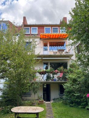 1a Lage… Bremen-Schwachhausen schmuckes MFH / 3 Wohneinheiten + Keller, idyllischer Garten in Südwestlage - Hausansicht vom Garten