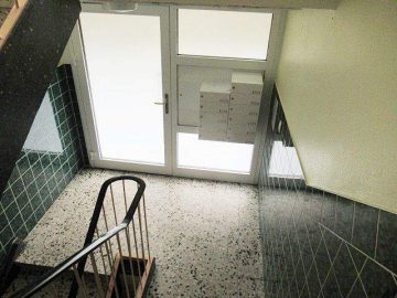 5 Wohnungen im gepflegten Mehrfamilienhaus mit 11 Parteien - Treppenhaus