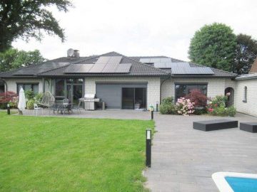 Stuhr energetisch sanierter Walmdachbungalow m. großen Garten und gr. Pool - Hausansicht