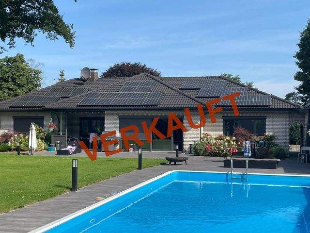 Stuhr energetisch sanierter Walmdachbungalow m. großen Garten und gr. Pool, 28816 Stuhr, Einfamilienhaus