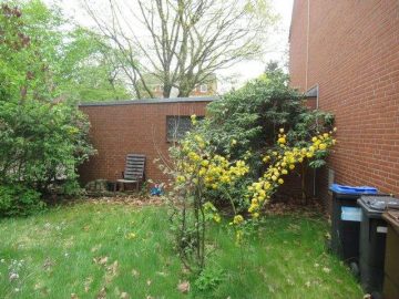 Reihenendhaus mit 2 Garagen, begehrte Wohnlage in Osterholz …renovieren Sie nach IHREN WÜNSCHEN! - Vorgarten - Zugang zur Garage